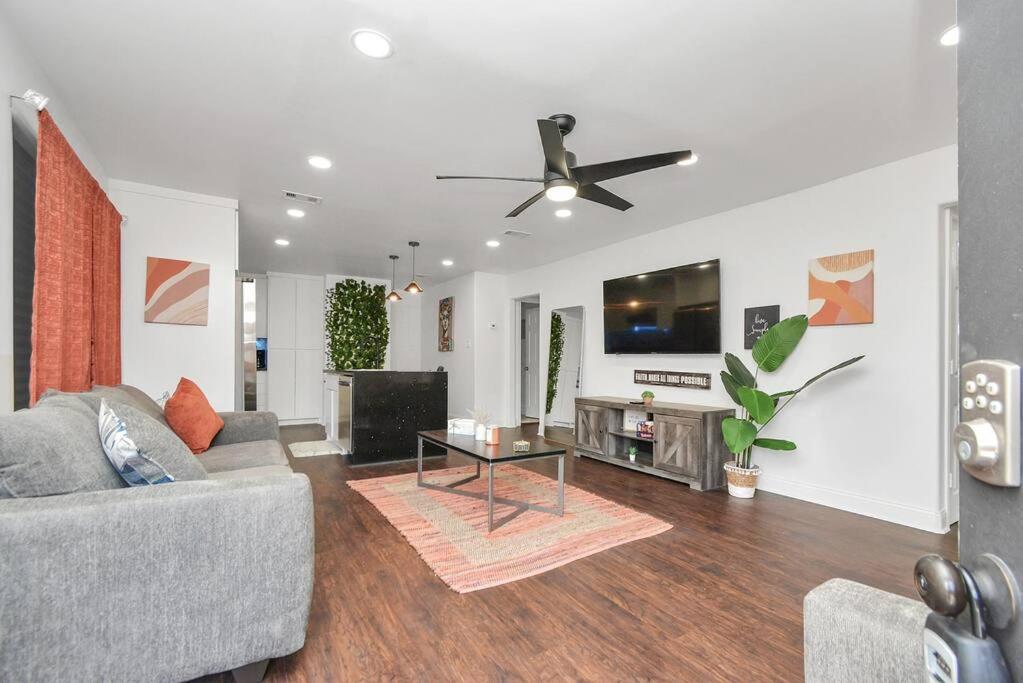 Hidden Gem Safari Home w/ Backyard Near Midtown - Housity