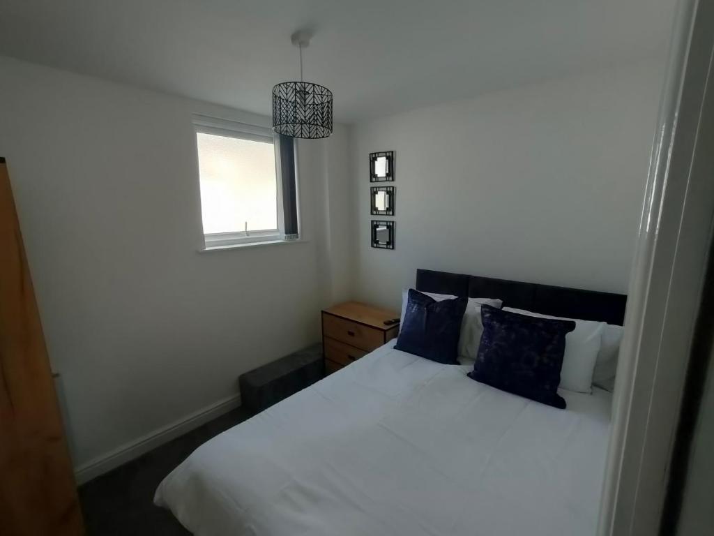 Tempat tidur dalam kamar di Lovely refurbished apartments, Morecambe Promenade