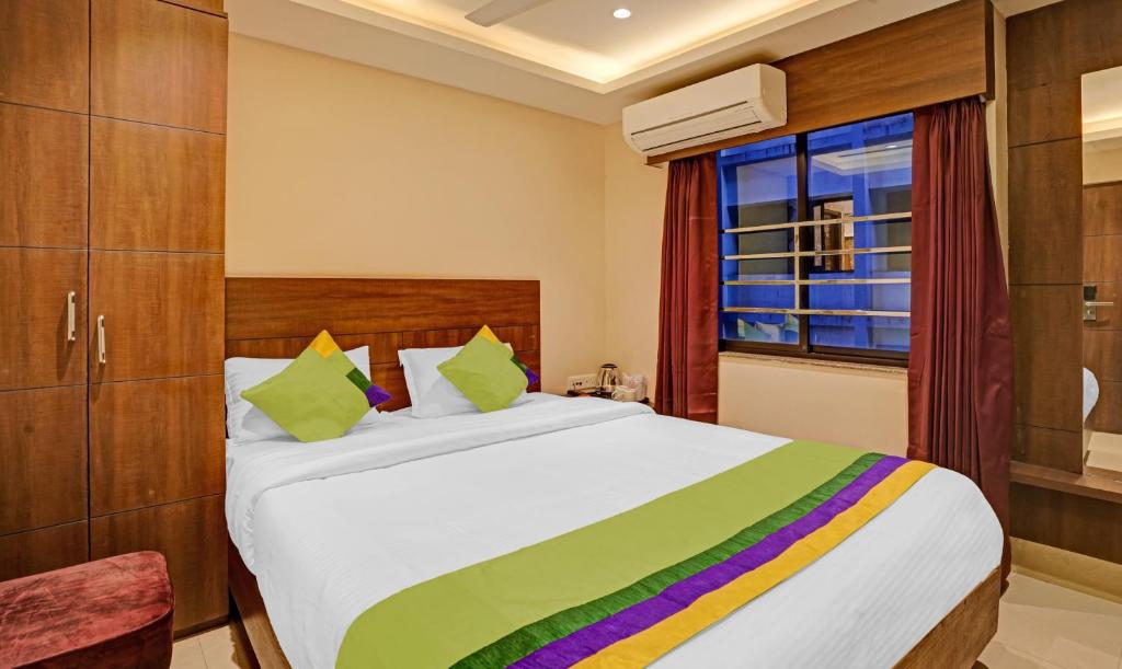 Postel nebo postele na pokoji v ubytování Treebo Indrapuri Hotel & Resort, Siliguri Junction