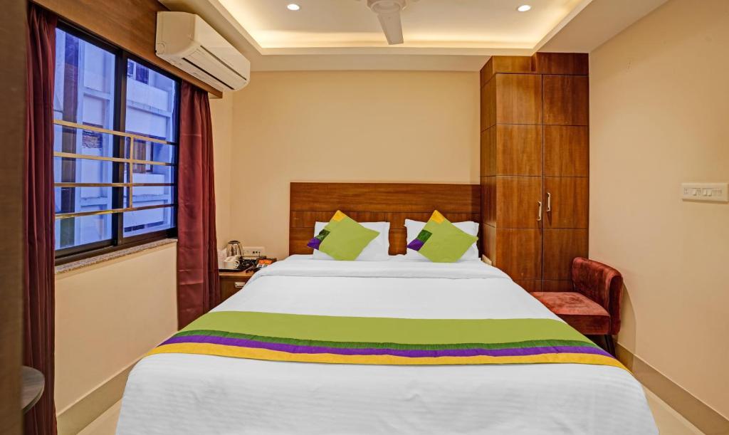 Postel nebo postele na pokoji v ubytování Treebo Indrapuri Hotel & Resort, Siliguri Junction