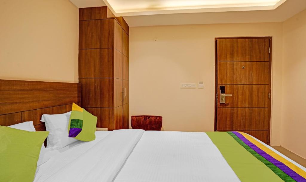 Postel nebo postele na pokoji v ubytování Treebo Indrapuri Hotel & Resort, Siliguri Junction