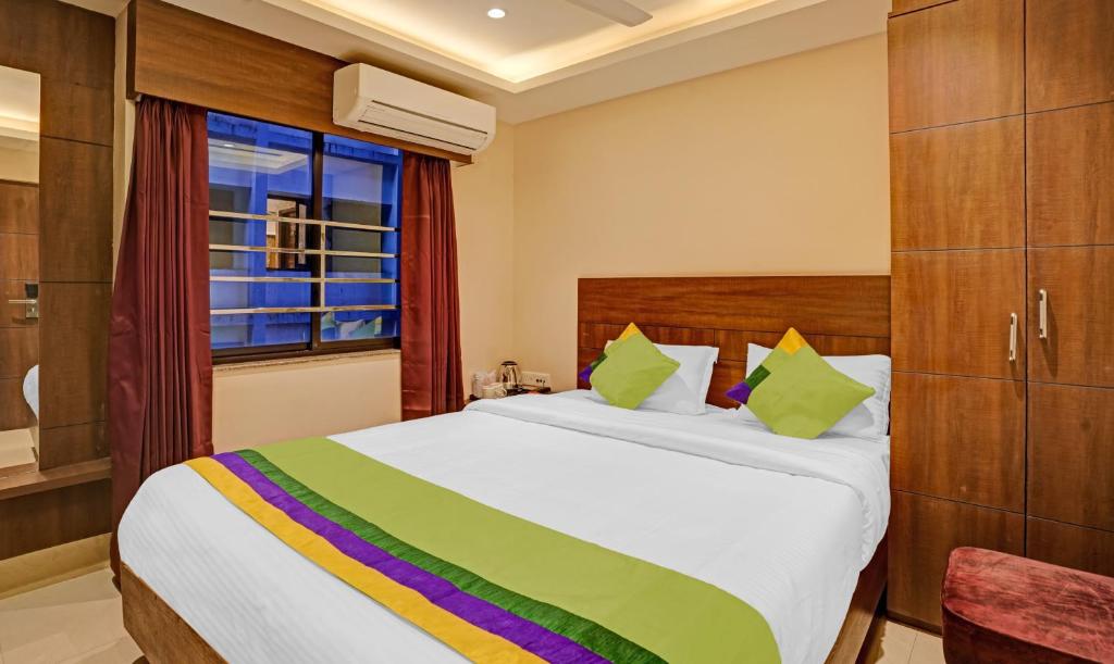 Postel nebo postele na pokoji v ubytování Treebo Indrapuri Hotel & Resort, Siliguri Junction