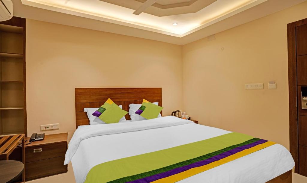 Postel nebo postele na pokoji v ubytování Treebo Indrapuri Hotel & Resort, Siliguri Junction