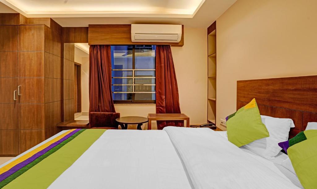 Postel nebo postele na pokoji v ubytování Treebo Indrapuri Hotel & Resort, Siliguri Junction