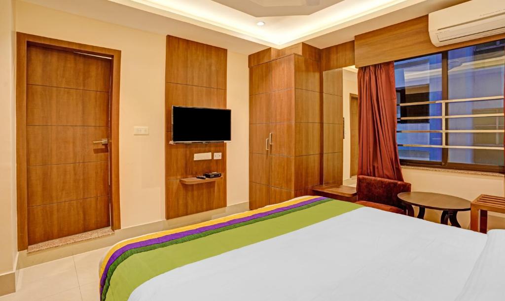 TV a/nebo společenská místnost v ubytování Treebo Indrapuri Hotel & Resort, Siliguri Junction