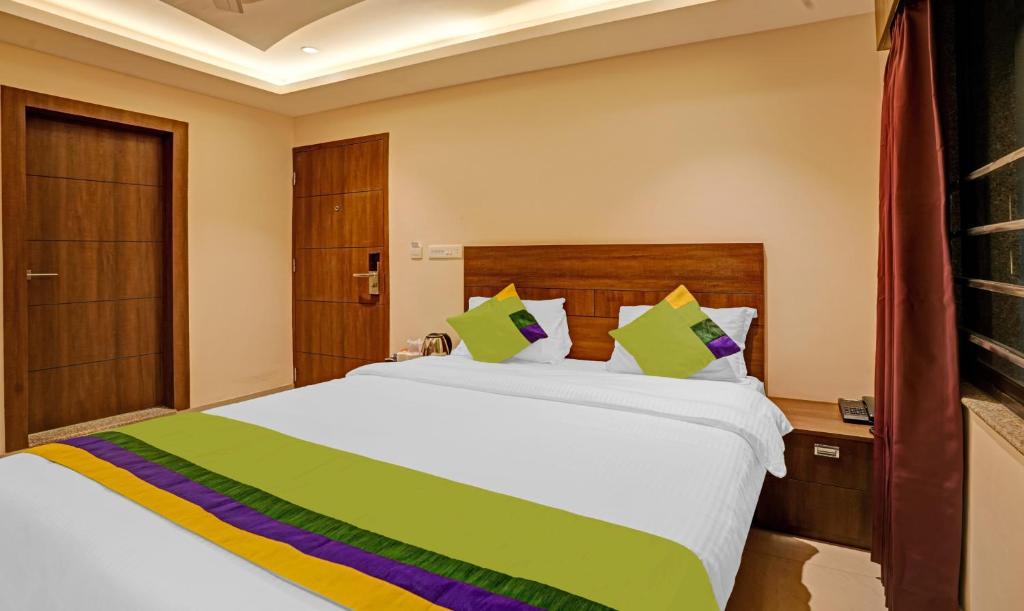 Postel nebo postele na pokoji v ubytování Treebo Indrapuri Hotel & Resort, Siliguri Junction