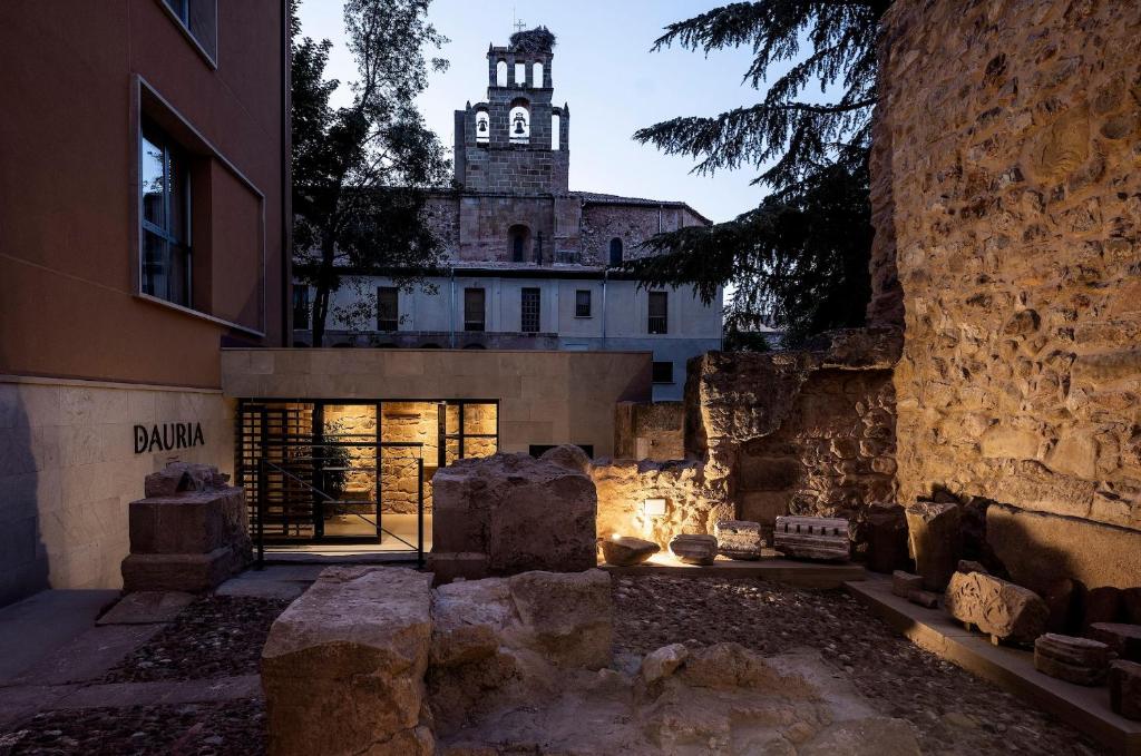 un edificio con una torre dell'orologio sullo sfondo di Dauria Suites HA a Soria