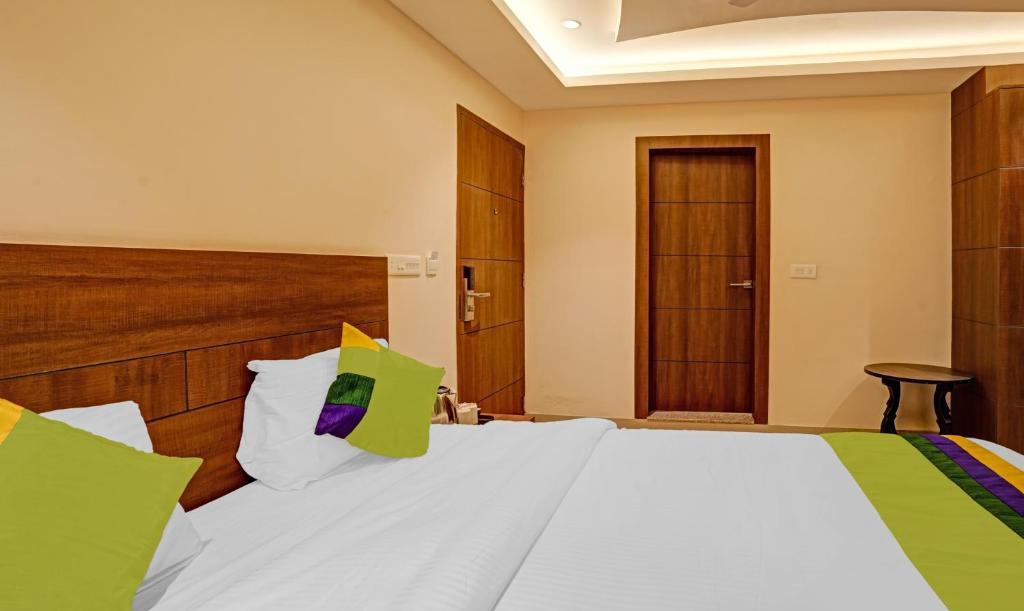 Postel nebo postele na pokoji v ubytování Treebo Indrapuri Hotel & Resort, Siliguri Junction