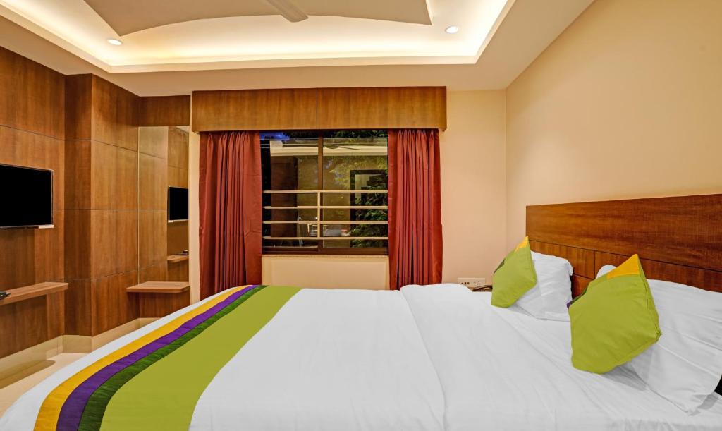Postel nebo postele na pokoji v ubytování Treebo Indrapuri Hotel & Resort, Siliguri Junction