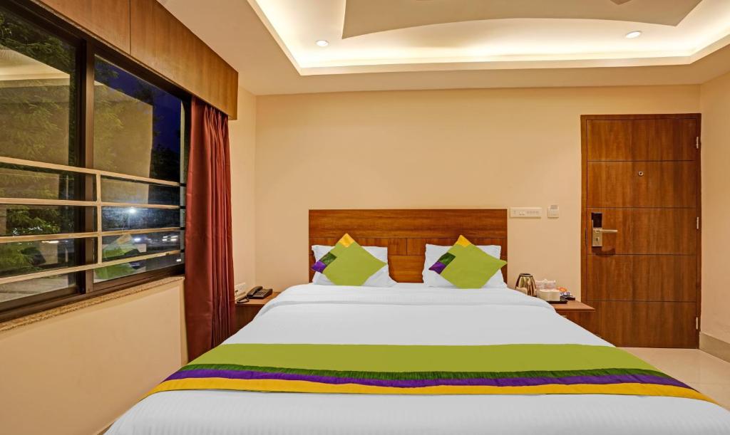 Postel nebo postele na pokoji v ubytování Treebo Indrapuri Hotel & Resort, Siliguri Junction
