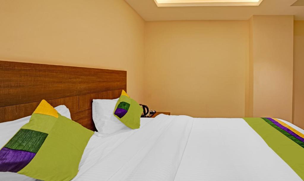 Postel nebo postele na pokoji v ubytování Treebo Indrapuri Hotel & Resort, Siliguri Junction