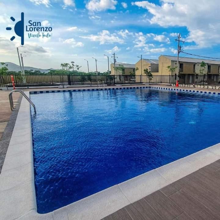 una gran piscina de agua azul en Casa Agradable con estacionamiento privado, en Santa Marta
