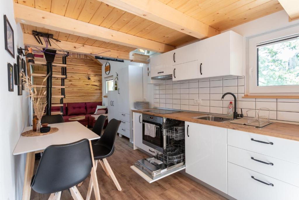 Kuchyň nebo kuchyňský kout v ubytování Lavender Lodge Bled