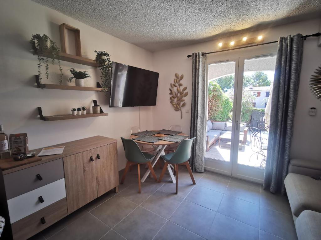 a kitchen with a desk and a table with chairs at La Terrasse Ensoleillée de Sausset : Le Citronnier in Sausset-les-Pins