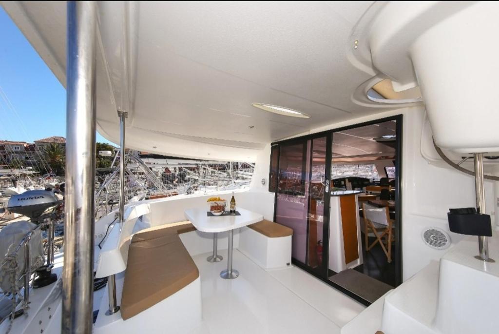 Zdjęcie z galerii obiektu Luxurious yachthouse w Korfu