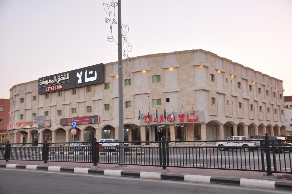 ein großes Gebäude an der Straßenseite in der Unterkunft Tala inn- تالا ان in Al Khafji