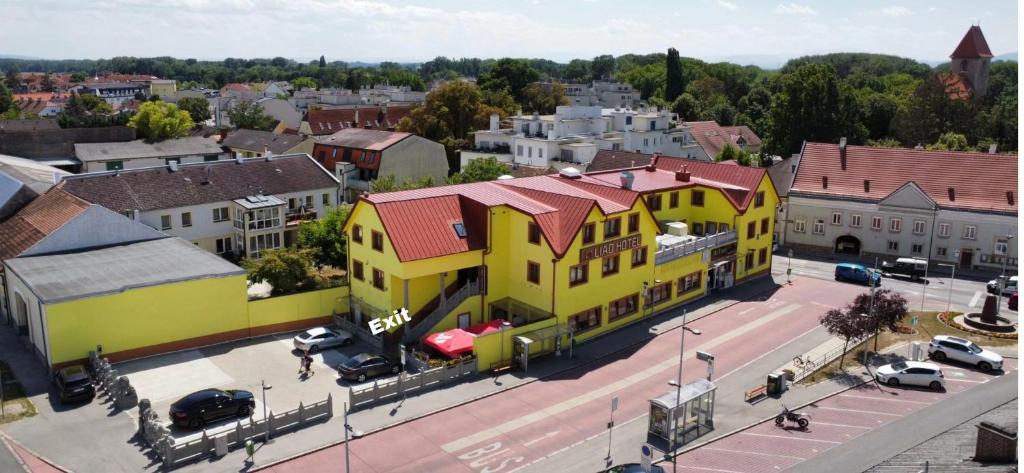 una vista sul tetto di una città con un edificio giallo di Mr.Liao Hotel a Himberg