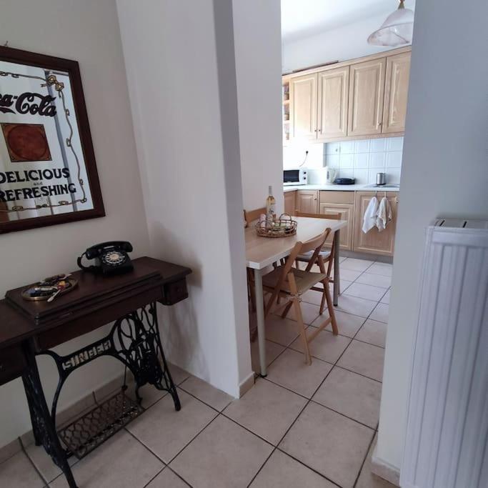 A kitchen or kitchenette at Plaka's Heart