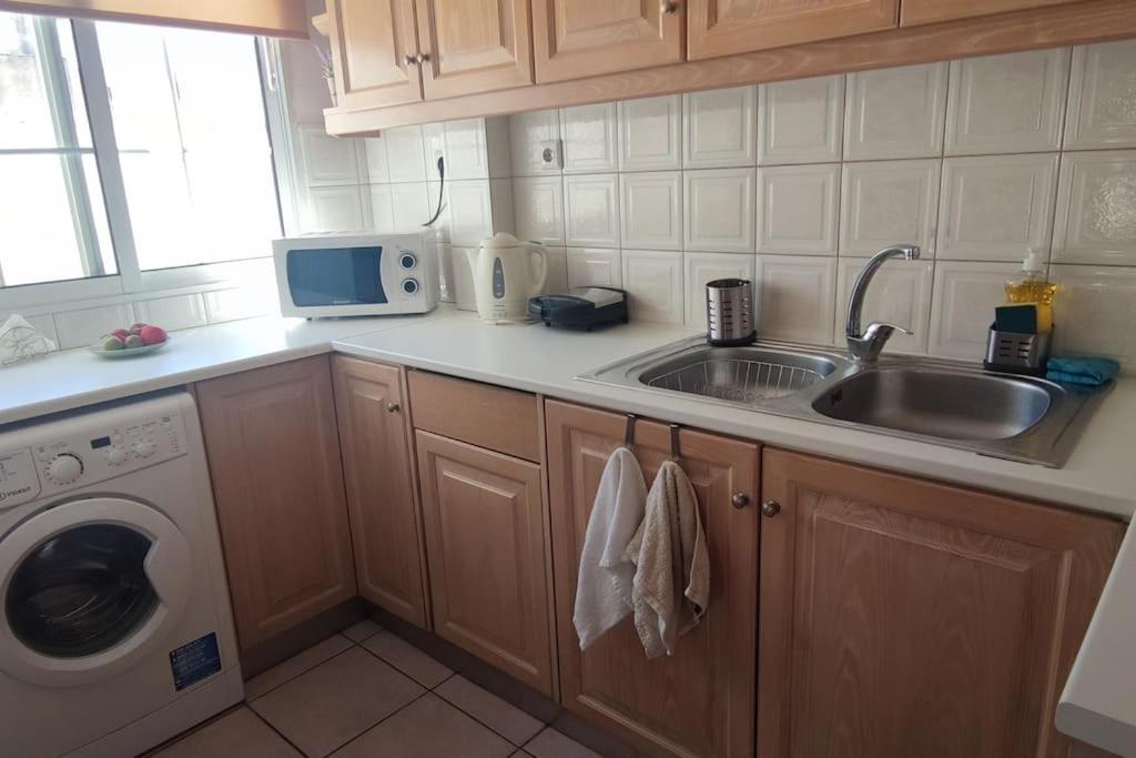 A kitchen or kitchenette at Plaka's Heart