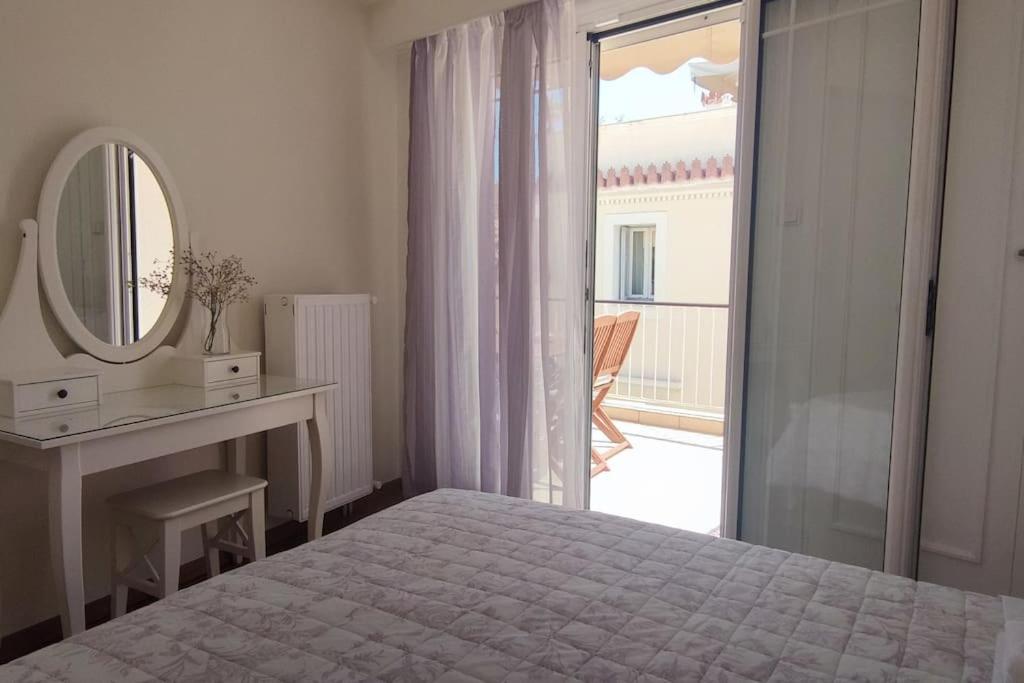 A bed or beds in a room at Plaka's Heart