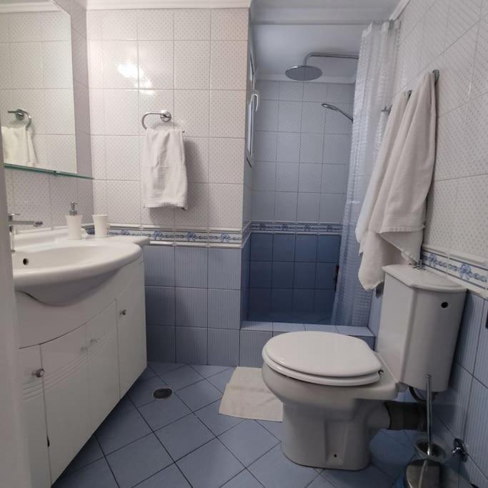 A bathroom at Plaka's Heart