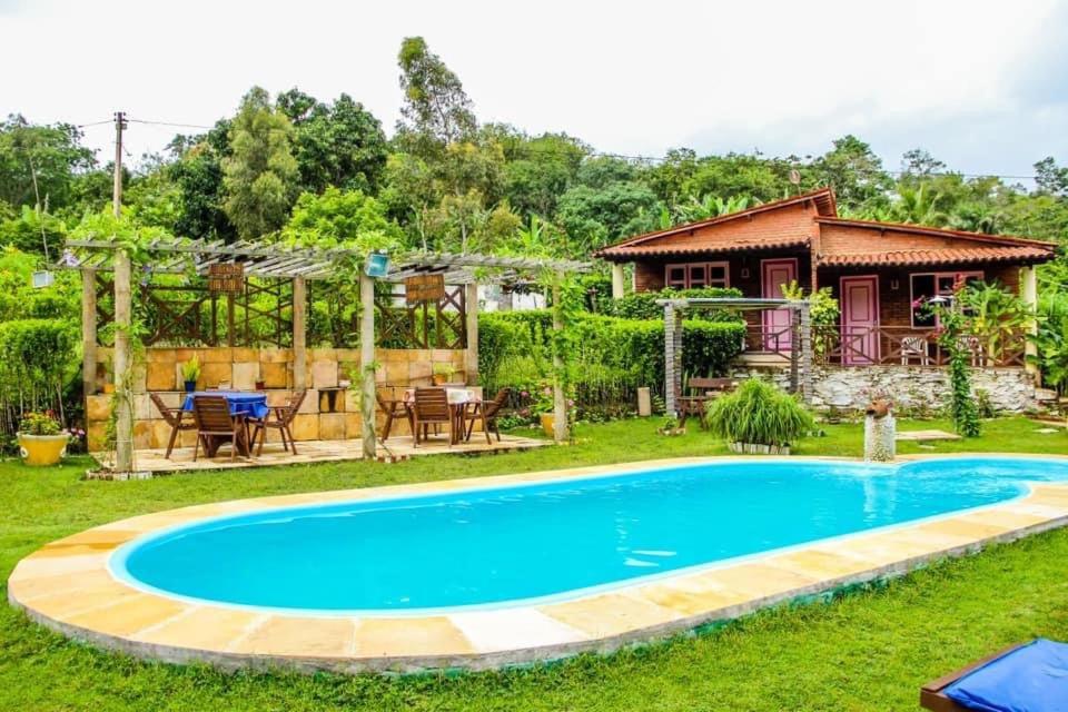 une maison avec une piscine dans la cour dans l'établissement La Dolce Vita, à Mulungu