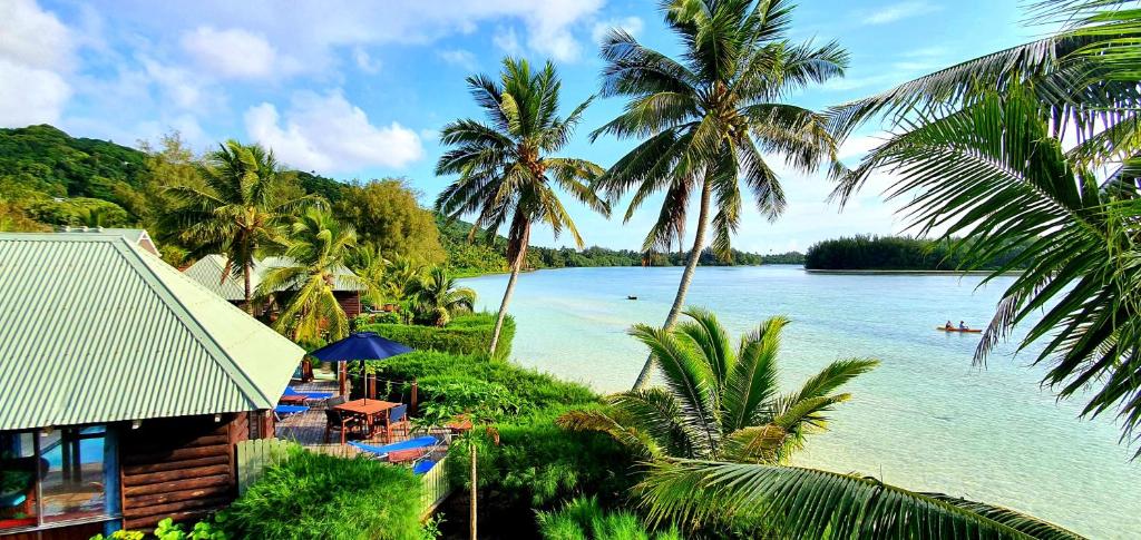 - une vue sur une rivière avec des palmiers et une maison dans l'établissement Sokala Villas, à Muri