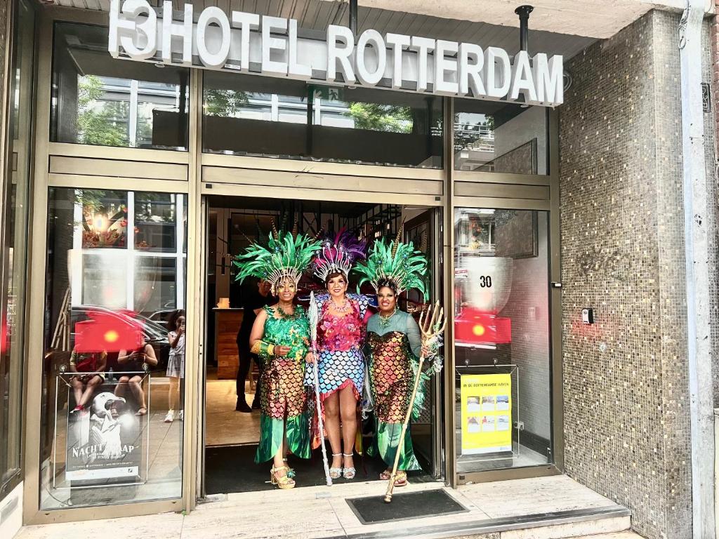 trois femmes debout devant une fenêtre de magasin dans l'établissement H3 Hotel Rotterdam City Center, à Rotterdam