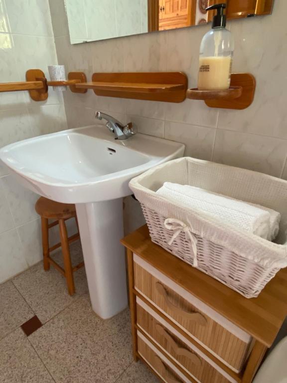 uma casa de banho com um lavatório e um espelho em La Azohia em La Azohia