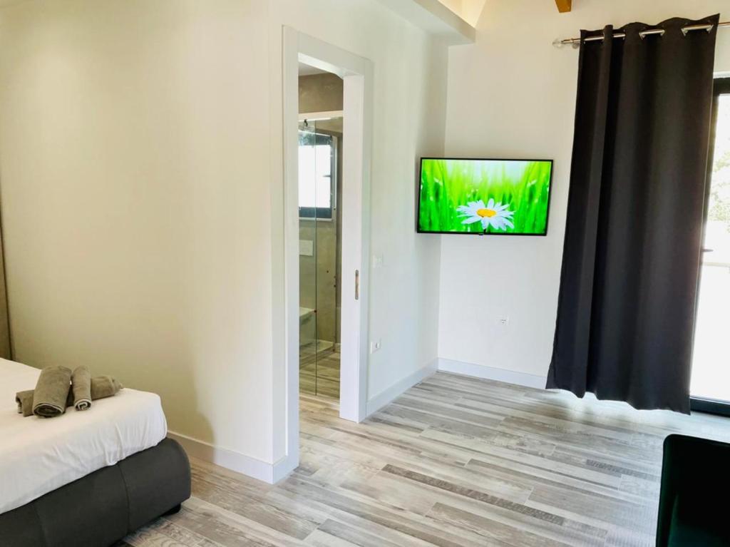 Uma televisão e/ou sistema de entretenimento em ADRIATIK Hotel