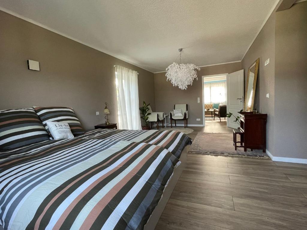1 dormitorio con 1 cama y comedor en 2-Zi Wohnung mit Kingsize-Bett und geschlossenem Parkplatz, en Ostrohe