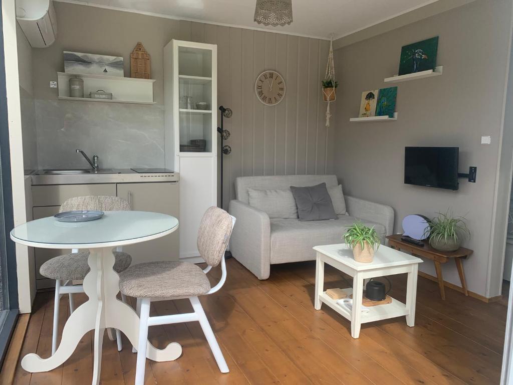 - un salon avec une table et un canapé dans l'établissement Droom aan de Linge, à Wadenoijen