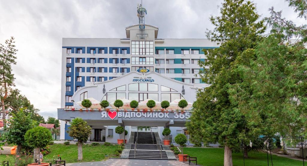 Truskavets 365 Hotel في تريسكوفيتس: مبنى عليه برج الساعه