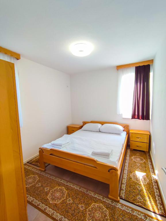 a small bedroom with a bed and a window at Oaza Mira Hotel & Resort-فندق ومنتجع واحة الهدوء in Vlasic