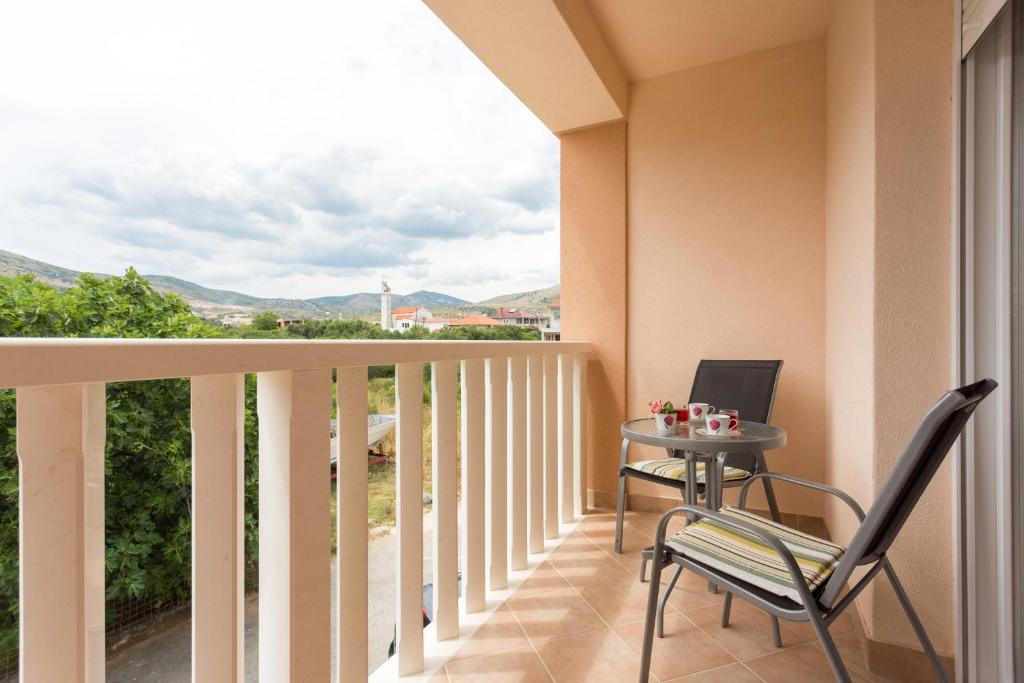 balcone con tavolo, sedie e vista di Apartments Saint Martha a Plano