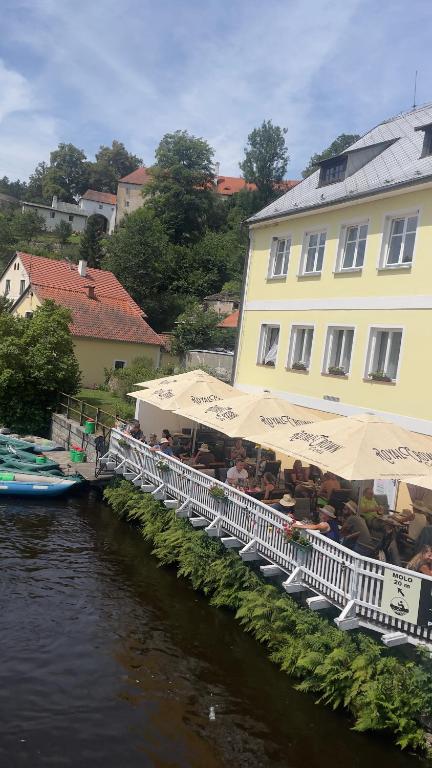 Výhled na řeku, která protéká v blízkosti penzionu