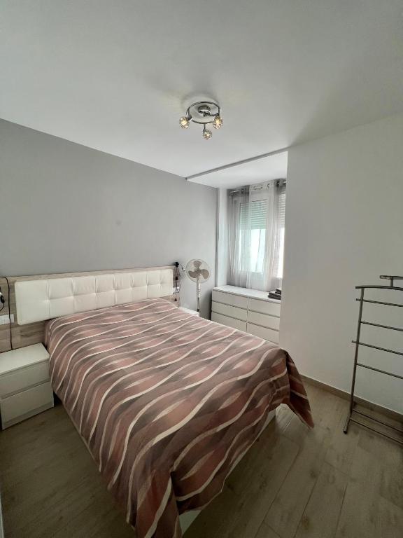 Postel nebo postele na pokoji v ubytování Los Cristianos ||