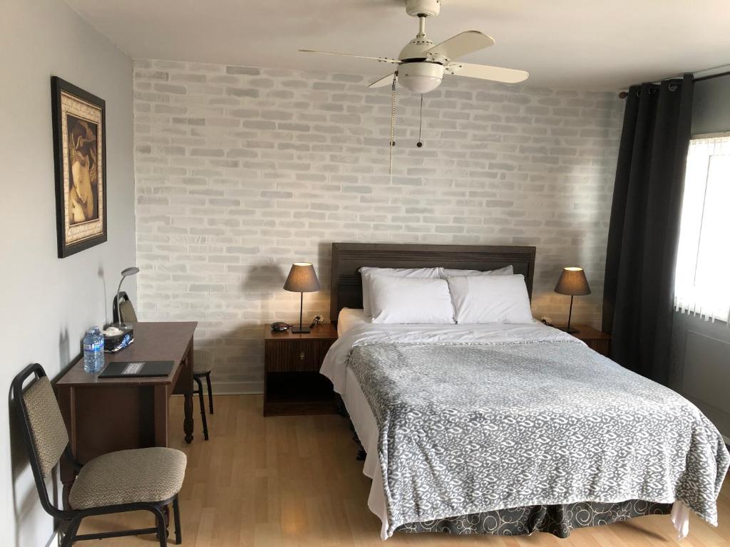 Postel nebo postele na pokoji v ubytování Auberge Restwell Motel