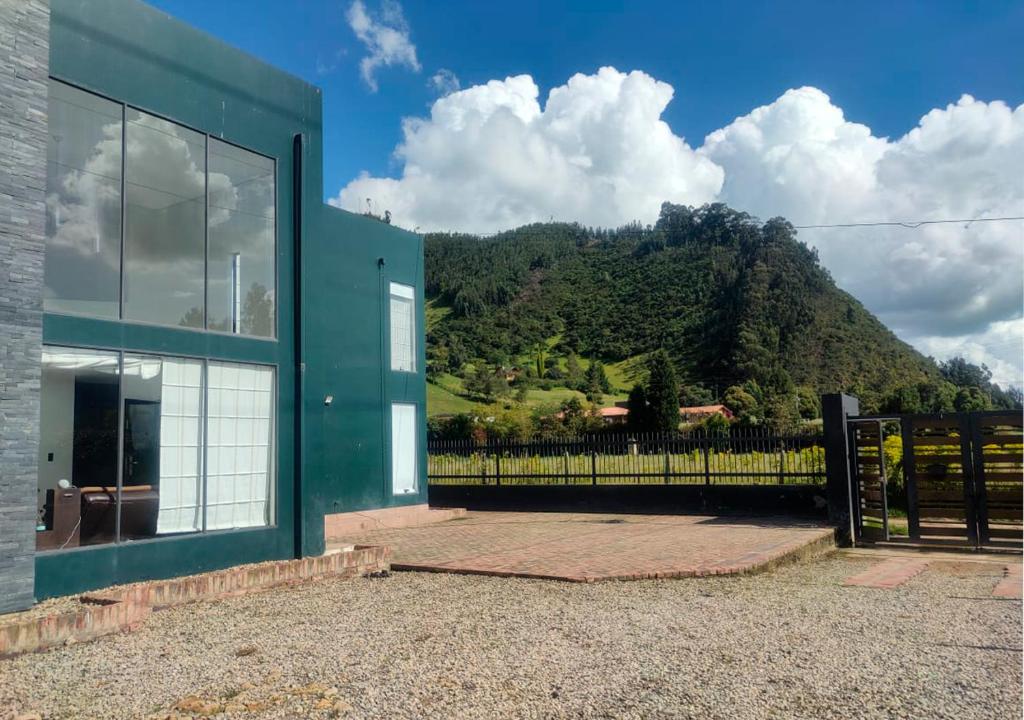 Casa verde con vistas a la montaña en Comfort Campestre, en Tabio