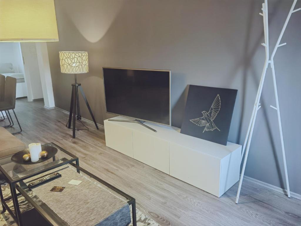 ein Wohnzimmer mit einem großen Flachbildfernseher in der Unterkunft Gästehaus, Ferienwohnung, Monteurwohnung, Stedinger Landhotel in Berne