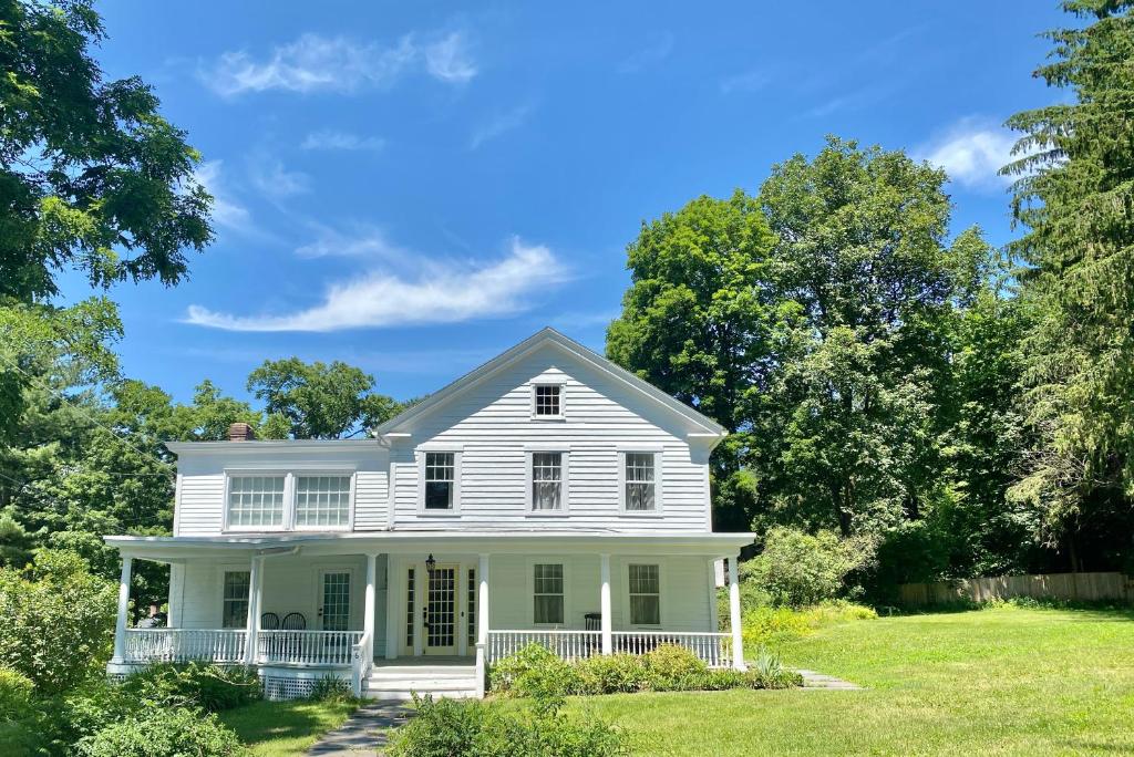 Large Old Chatham House, Modern Amenities and Artsy Decor, Old Chatham