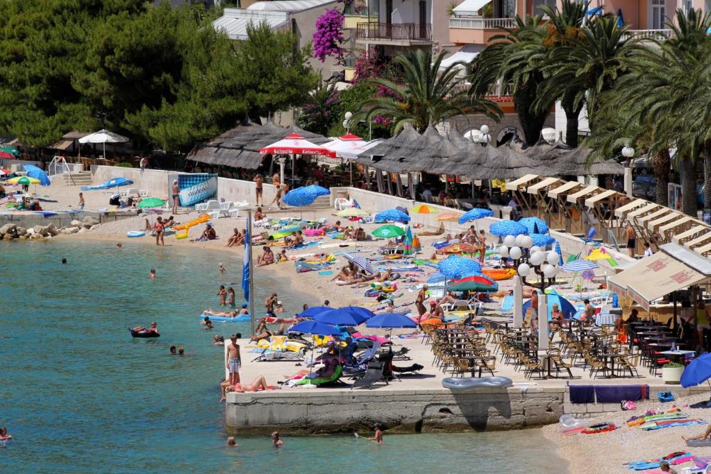 Fotografia z galérie ubytovania Apartments by the sea Tucepi, Makarska - 8742 v Tučepi