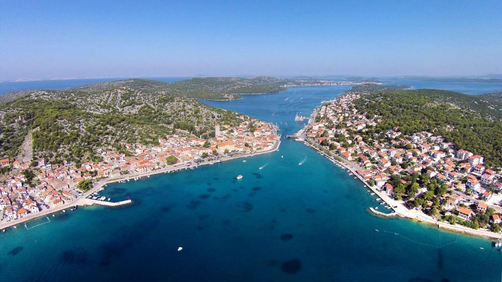 une vue aérienne sur une petite île dans l'eau dans l'établissement Apartments by the sea Tisno, Murter - 14410, à Tisno