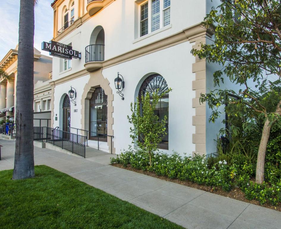 um sinal de rua em frente a um edifício em Hotel Marisol Coronado em San Diego