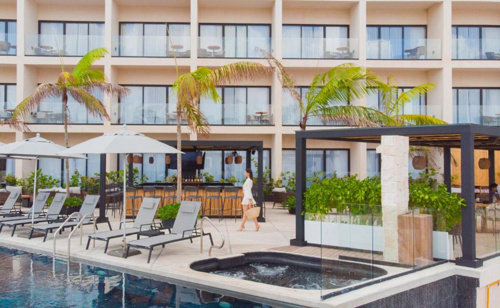 Baseinas apgyvendinimo įstaigoje Hive Cancun by G Hotels arba netoliese