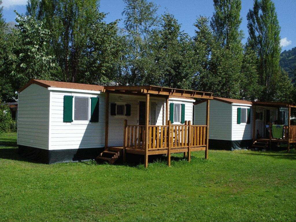 ein paar Mobilheime auf einem Hof in der Unterkunft Camping Boomerang in Poschiavo