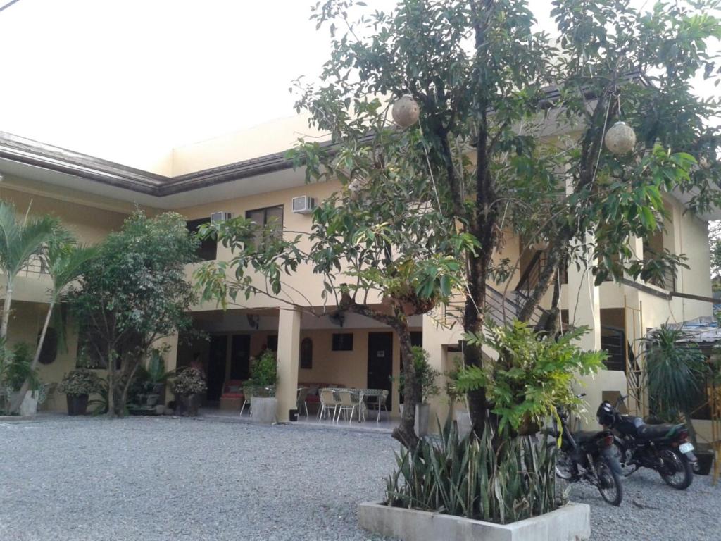 un edificio con una motocicleta estacionada frente a él en 11th Street Bed and Breakfast, en Bacolod