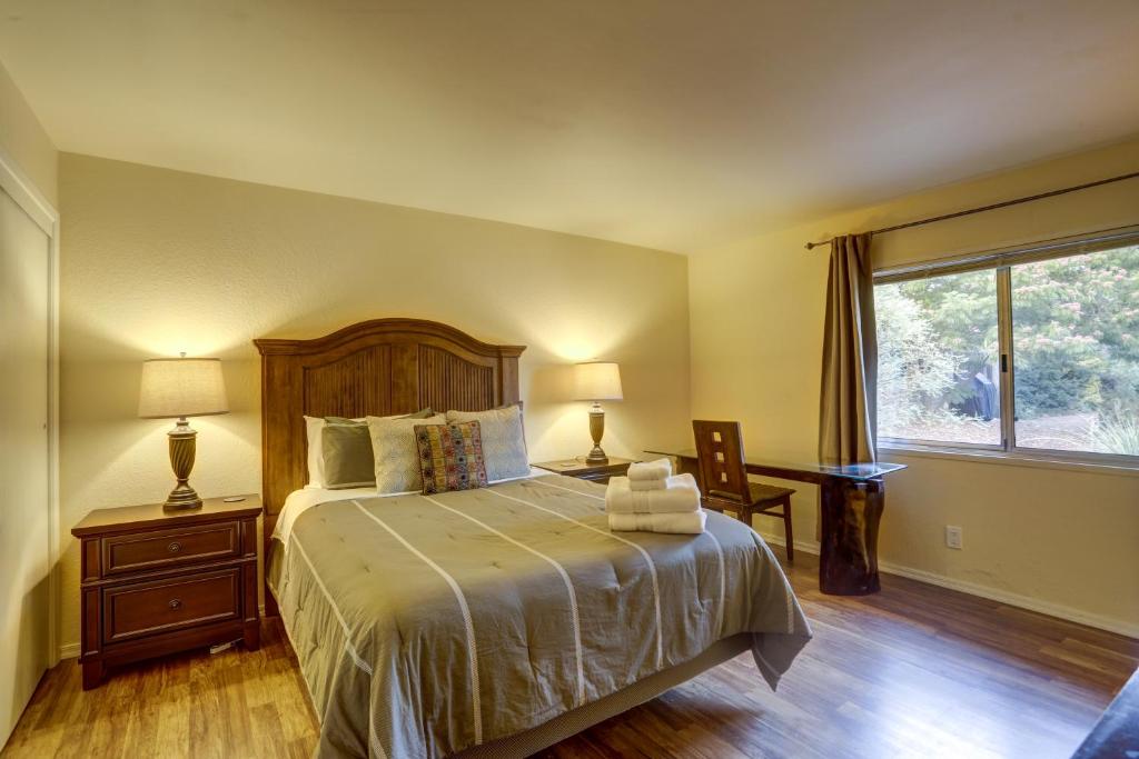 a bedroom with a bed and a desk and a window at Zen Desert, 2BR/2BA Apartment, Private Entrance in Sedona