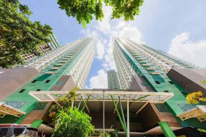 dwa wysokie wieżowce z drzewami przed nimi w obiekcie Avida-Riala Tower 2, 3 New & Stylish Studio & 1BR Condo w Cebu