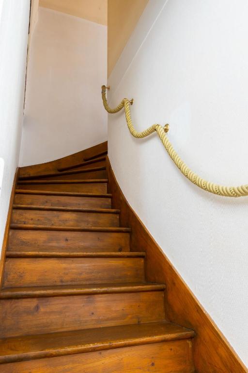 a stairway with wooden stairs with a rope at Cacatoès in Saint-Aignan